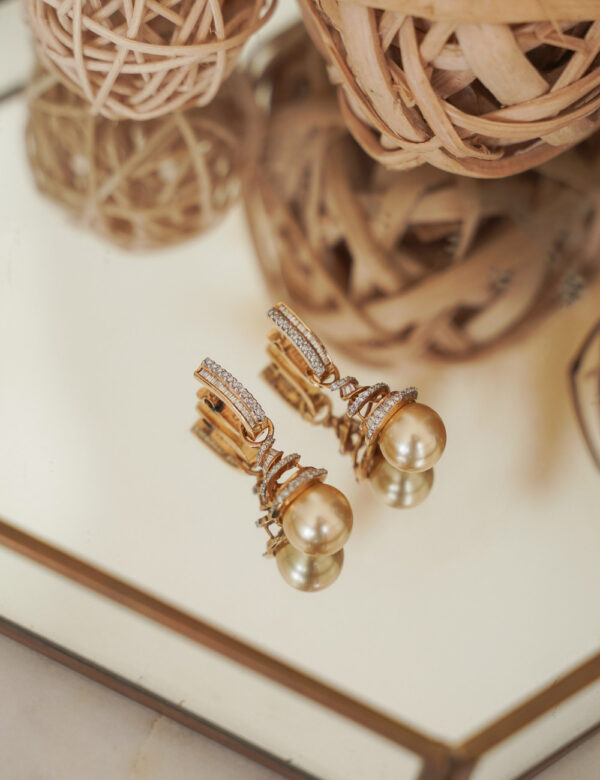 Lustre Spiral Elegance Earring